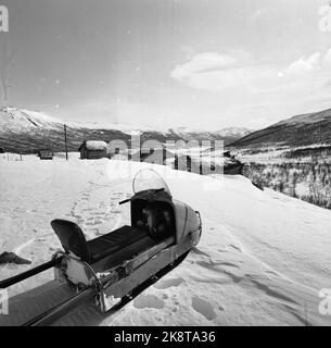 Argehovd nördlich von Møsvatn, Hardangervidda. März 1966. Åsmund Løvås (84) lebt und betreibt mit seinen beiden Söhnen den Hof Argehovd weit in Hardangervidda. Jagd und Fallenlassen gehören zu ihrem Alltag. Hier ist ein Schneemobil. Foto: Aage Storløkken / Aktuell / NTB Stockfoto