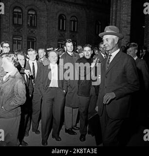 Oslo 19630928. "Rollenwechsel zum zweiten Mal" der Premierminister heißt wieder Einar Gerhardsen (AP) (hier mit Hut), nachdem John Lyng (H) am 25. September 1963 seine Koalitionsregierung rechts, die christliche Volkspartei, die Linke und die Zentrumspartei einar Gerhardsen (AP) einlief. Foto: Aage Storløkken / Current / NTB Physical LOC. Aktuelle Nr. 40 - 1963 „Rollentausch zum zweiten Mal“ Stockfoto