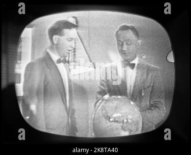 Oslo 19580413 die erste Woche regelmäßiger Testsendungen im Fernsehen von NRK beginnt. Hier Otto Øgrim (t.V) und Helmut Ormestad mit einem spannenden Physik-Programm. Nahaufnahmen ihrer Experimente machten die Physik spannend. (Fotografierter Fernsehbildschirm). Foto: Børretzen / Aktuell / NTB Stockfoto