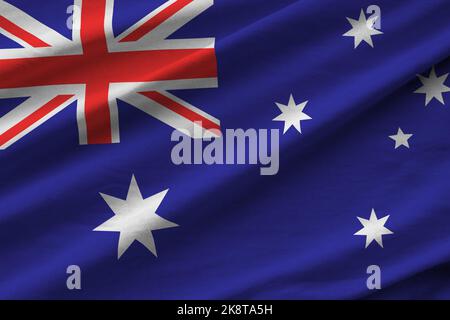 Australien Flagge mit großen Falten winken aus nächster Nähe unter dem Studiolicht im Innenbereich. Die offiziellen Symbole und Farben in Stoff Banner Stockfoto