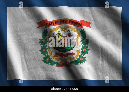 US-Staatsflagge von West Virginia mit großen Falten, die in Innenräumen unter dem Studiolicht aus der Nähe winken. Die offiziellen Symbole und Farben in Stoff Banner Stockfoto