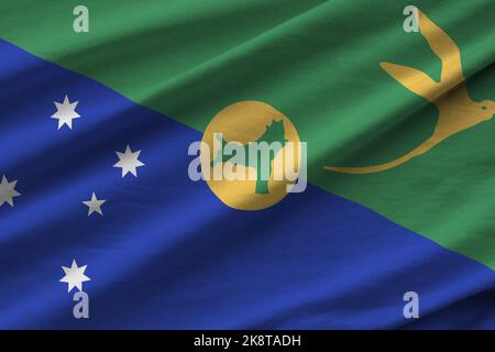 Weihnachtliche Inselflagge mit großen Falten, die in Innenräumen unter dem Studiolicht winken. Die offiziellen Symbole und Farben in Stoff Banner Stockfoto