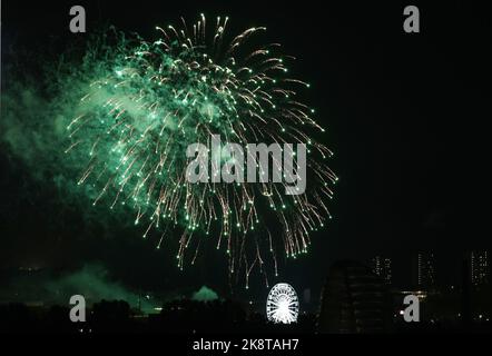 Leicester, Leicestershire, Großbritannien. 24.. Oktober 2022. Während der Diwali-Feierlichkeiten auf der Golden Mile explodieren hinter dem Lichtrad Feuerwerke. Die Feier von Diwali ist eine der größten außerhalb Indiens. LeicesterÔs Credit Darren Staples/Alamy Live News. Stockfoto