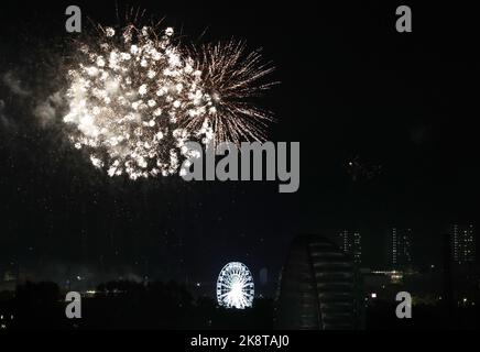 Leicester, Leicestershire, Großbritannien. 24.. Oktober 2022. Während der Diwali-Feierlichkeiten auf der Golden Mile explodieren hinter dem Lichtrad Feuerwerke. Die Feier von Diwali ist eine der größten außerhalb Indiens. LeicesterÔs Credit Darren Staples/Alamy Live News. Stockfoto