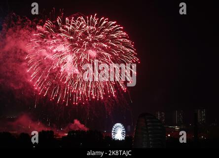 Leicester, Leicestershire, Großbritannien. 24.. Oktober 2022. Während der Diwali-Feierlichkeiten auf der Golden Mile explodieren hinter dem Lichtrad Feuerwerke. Die Feier von Diwali ist eine der größten außerhalb Indiens. LeicesterÔs Credit Darren Staples/Alamy Live News. Stockfoto