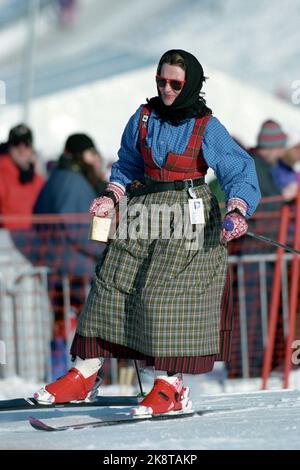 Hafjell, Øyer Gemeinde 19940223. Olympische Spiele Lillehammer 1994. Königin Sonja (zurück) nahm an der Freundin während der Pause für das große Slalom-Rennen in Hafjell Teil. Die Skipiste. Foto: Pål Hansen / NTB Neuer Scan SPBEKEIL Stockfoto