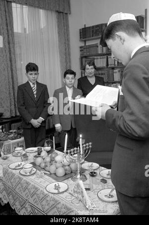 Oslo 19601128 Chanukka dauert bis Ostern. Die Chanukka-Partei hat - die jüdische Lichtpartei begonnen. Acht Tage lang halten die Juden die letzten. Feier im Haus. Foto: Sverre A. Børretzen / Aktuell / NTB Stockfoto