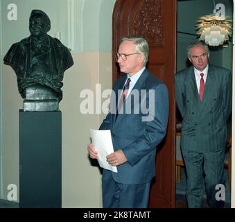 Oslo 19911014 der Vorsitzende des Nobelkomitees, Francis Sejersted, ist auf dem Weg, die Verleihung des Friedensnobelpreises Prize1991 an die Oppositionsführerin Aung San Suu Kyi anzukündigen. Im Hintergrund Geir Lundestad. Foto: Bjørn Sigurdsøn / NTB Stockfoto