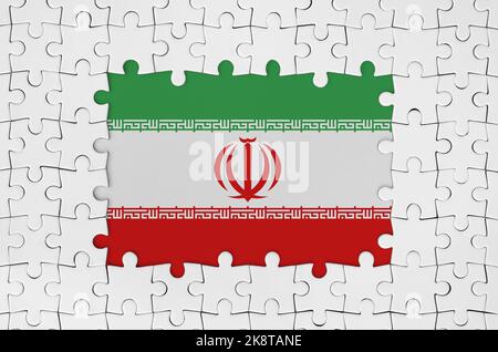Iran-Flagge im Rahmen von weißen Puzzleteilen mit fehlenden zentralen Teilen Stockfoto