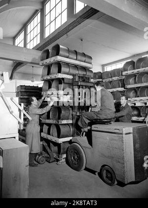 Oslo 19530314. Die Emameter in Hasle war die erste norwegische Fabrik nach dem Krieg, die mit der Herstellung der kleinen Waschmaschine „Evalet“ begann, die 1951 auf den Markt kam. Zum ersten Mal war es nicht möglich, die große Nachfrage von allen Seiten des Landes zu befriedigen. Das Unternehmen beschäftigt 200 Mitarbeiter und produziert Badewannen, emaillierte Waschbecken, Edelstahlwaschbecken und ca. 40.000 Waschmaschinen pro Jahr. Hier ist die Montage fast abgeschlossen. Hier werden die fertigen Maschinenbehälter zu Grundschmelz geführt. Foto: Sverre A. Børretzen / Aktuell / NTB Stockfoto