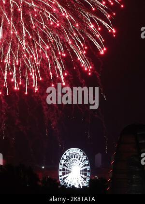 Leicester, Leicestershire, Großbritannien. 24.. Oktober 2022. Während der Diwali-Feierlichkeiten auf der Golden Mile explodieren hinter dem Lichtrad Feuerwerke. Die Feier von Diwali ist eine der größten außerhalb Indiens. LeicesterÔs Credit Darren Staples/Alamy Live News. Stockfoto