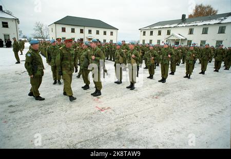 Oslo 19921028: König Harald inspiziert norwegische UN-Truppen, um in den Libanon, Kuwait und das ehemalige Jugoslawien zu reisen. Foto: Jon Eeg Stockfoto