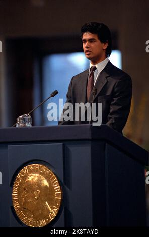 Oslo 19911210. Friedensnobelpreis 1991 an Aung San Suu Kyi, Oppositionspolitikerin in Burma. Aung San Suu Kyi befindet sich seit 1989 in Hausarrest, nachdem sie die Opposition gegen einen überlegenen Wahlsieg angeführt hatte, der vom Militär nie respektiert wurde. Die Auszeichnung wurde von der Familie des Friedenspreisträgers, Ehemann Michael Aris und den Söhnen Kim und Alexander Aris, entgegengenommen. Das Bild: Alexander Aris sprach im Namen seiner Mutter, Aung San Suu Kyi. Foto: Bjørn Sigurdsøn/NTB Stockfoto