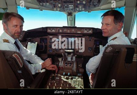 Fornebu 19890501 SAS eröffnet eine Verbindung zum Flughafen Newark in New York, USA. Bei dem Flugzeug handelt es sich um eine Boeing 767, die von Prinzessin Astin Astin unter dem Namen „AAAstin Viking“ getauft wurde. Hauptmann der Reise war Karl Steinland, auf das Bild. /Air Lane/Cockpit/ Foto: Per Løchen / NTB / NTB Stockfoto