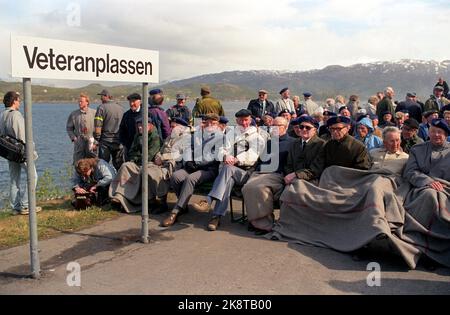 Molde 28. April 1990. Veteranen, die während des Besuchs von König Olav in Molde anwesend waren, wo er auch Kongebjørka besuchte, wo er vor fünfzig Jahren mit seinem Vater, König Haakon 7, während eines deutschen Flugzeugangriffs auf Molde stand. Foto: Bjørn Owe Holmberg / NTB / NTB Stockfoto