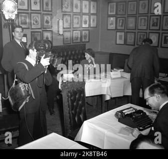 Oslo 19490129 die Führer der nordischen Länder treffen sich in der Militärgesellschaft, um eine nordische Verteidigungskooperation zu erreichen. Der Plan wird am 29/1. Hier aus dem Pressezentrum im Keller. Journalist an einem Schreibtischchen, Filmfotograf mit Filmkamera bei der Arbeit. Foto: SV. A. Børretzen / Aktuell / NTB Stockfoto