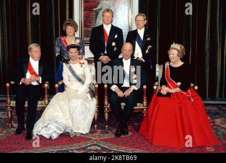 Amsterdam 199604. Das norwegische Königspaar, Königin Sonja und König Harald, besucht offiziell die Niederlande. Das Foto: Das offizielle Familienfoto, das vor dem Galadiner im Schloss von Amsterdam am Montag aufgenommen wurde, zeigt das norwegische Königspaar zwischen Königin Beatrix und Prinz Claus. Dahinter stehen die Schwester von Königin Beatrix, Prinzessin Margiet, Kronprinz Willem-Alexander und der Ehemann der Prinzessin Pieter van Vollenhoven. Fotos der königlichen Gruppe. (Outfit von Königin Sonja: Weißes Galla-Kleid, Perlediadem von Königin Maud, Perlen. (NTB-Pool: Rune Petter Ness) Stockfoto