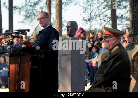 Hedmark, Elverum 10. April 1990. Premierminister Jan P. Syse spricht, nachdem König Olav 7 eine Büste seines Vaters König Haakon enthüllt hatte. Foto: Morten Hvaal / NTB / NTB Stockfoto