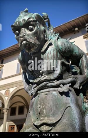 Bronzener Brunnen der Meeresmonster (Fontane dei Mostri Marini) von Pietro Tacca auf der Piazza Santissima Annunziata Florenz Italien Stockfoto