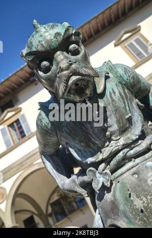 Bronzener Brunnen der Meeresmonster (Fontane dei Mostri Marini) von Pietro Tacca auf der Piazza Santissima Annunziata Florenz Italien Stockfoto