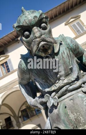 Bronzener Brunnen der Meeresmonster (Fontane dei Mostri Marini) von Pietro Tacca auf der Piazza Santissima Annunziata Florenz Italien Stockfoto