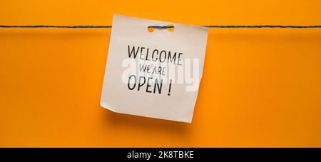 Nahaufnahme einer Geschäftsidee, die „We Are Open“ zeigt Stockfoto