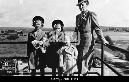 Rovaniemi, Finnland, August 1940 die Kronprinzenfamilie während des Zweiten Weltkriegs Kronprinzessin Märtha und die Kinder in Rovaniemi, kurz vor der Abreise in die Vereinigten Staaten. Zum Beispiel: Prinzessin Arid, Prinzessin Ragnhild, Prinz Harald und Kronprinzessin Märtha. NTB-Archivfoto / ntb Stockfoto