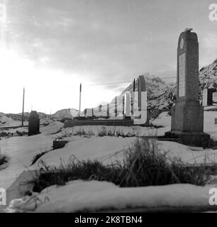 Lofoten im Winter 1951. Mehrere Fischerdörfer in Lofoten werden geräumt, weil sie ohne Strom, Straßen-, Kais- und Telefonanschluss nicht betrieben werden können. An einigen Orten haben die Gemeinden beantragt, Geld vom Staat zu bewegen, um die gesamte Bevölkerung einschließlich der Wohnhäuser zu bewegen. Auf den Friedhofs werden meist Frauen begraben, die Männer sind auf See gestorben. Hier die Gedenkstätten toter Fischer an der Moschee-Kirche Foto: Sverre A. Børretzen / Current / NTB Stockfoto