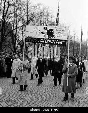 Oslo 19500501 1. Mai in Oslo. Die norwegische Kommunistische Partei hatte ihren eigenen Zug vom 1. Mai mit eigenen Postern und Passwörtern. Die Kommunisten waren besonders gegen NTB/NTB Stockfoto