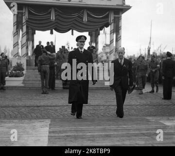 Oslo 19450607: Friedenstage 1945. Die königliche Familie kehrt nach dem Krieg nach Norwegen zurück und wird auf Gehälter des Bürgermeisters von Oslo, Einar Gerhardsen (t.h.), begrüßt. King Haakon VII (TV) Stock Foto: NTB / NTB Stockfoto