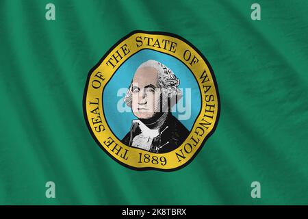 US-Staatsflagge von Washington mit großen Falten, die in Innenräumen unter dem Studiolicht winken. Die offiziellen Symbole und Farben in Stoff Banner Stockfoto