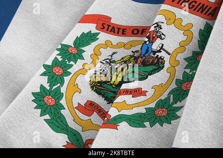 US-Staatsflagge von West Virginia mit großen Falten, die in Innenräumen unter dem Studiolicht aus der Nähe winken. Die offiziellen Symbole und Farben in Stoff Banner Stockfoto