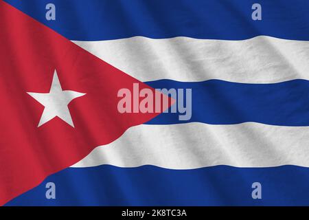 Cuba-Flagge mit großen Falten, die im Innenbereich unter dem Studiolicht aus nächster Nähe winken. Die offiziellen Symbole und Farben in Stoff Banner Stockfoto