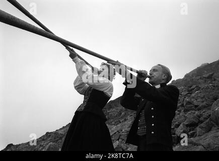 Alvdal August 1963. Die Premiere des Films 'Fresc kick' nach den Büchern von K. Aukrust wurde der Molkerei in Alvdal hinzugefügt. Hier reisten alle Hauptrolle, und die Einheimischen machten ein öffentliches Festival. Hier spielen Egil Storbekken und Solveig (Nachname unbekannt) auf einem Nickerchen in Kostümen. Foto: Sverre A. Børretzen / Aktuell / NTB Stockfoto