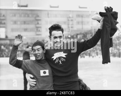 19520219 Oslo: Olympische Spiele, Winterolympiade, Schlittschuhlauf, schnelles Rennen, 10.000 Meter: Der Sieger Hjalmar Andersen 'Hjallis' (Th) freut sich mit dem Parkate Kazuhiko Sugawara. Foto NTB / NTB Stockfoto