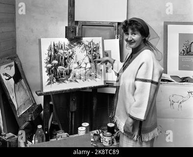 Oslo 19660606 Autorin Anne-Cath. Vestly, mit einer Illustration eines ihrer Kinderbücher, angefertigt von ihrem Mann Johan. Foto: NTB / NTB Stockfoto