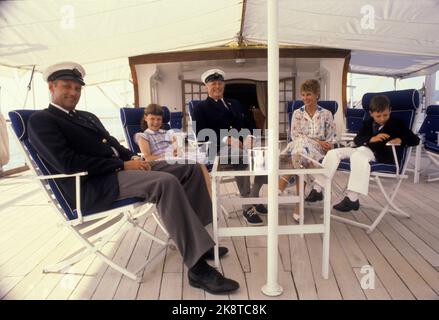 Verdal 19800727 die königliche Familie besucht Trøndelag. Hier traf sich die Familie an Bord des Königsschiffs Norwegen, aus V: Kronprinz Harald, Prinzessin Märtha Louise, König Olav, Kronprinzessin Sonja und Prinz Haakon Magnus. Foto: Svein Hammerstad / NTB / NTB Stockfoto