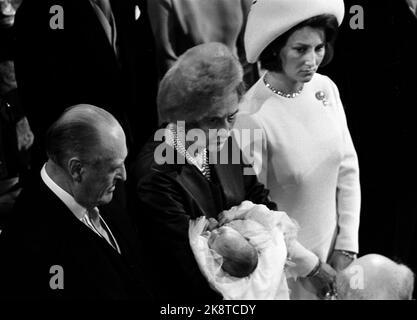 Oslo 19711019: Prinzessin Märtha Louise - Taufe in der Schlosskapelle. Zum Beispiel: König Olav, Prinzessin Margaretha von Dänemark mit dem Taufkind und Kronprinzessin Sonja. Stock Photo NTB / NTB Stockfoto