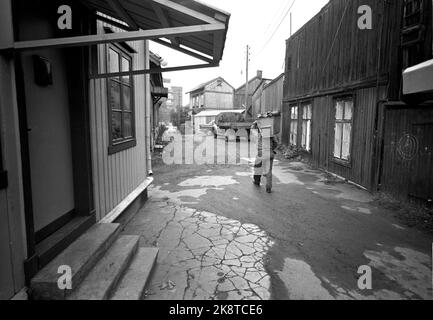 Oslo im Herbst 1965. Oslo Cleaning Work hat 104 Müllwagen, und Reinigungskräfte leeren zwei- bis dreimal pro Woche 70.000 Mülltonnen, das sind fast 90.000 Tonnen Haushaltsmüll pro Jahr. Davon sind 10-12 Tonnen Lebensmittelrückstände, und ein nicht unbedeutender Teil sind gefährliche Abfälle. Hier einer der Müllfahrer, die sie gerne genannt werden, auf dem Weg zum Auto mit einer der alten Boxen. Es muss bis zum Auto getragen und der Abfall mit der Hand geleert werden. Jeder von ihnen leert etwa 110 Kisten pro Tag. Foto: Sverre A Børretzen / Aktuell / NTB Stockfoto