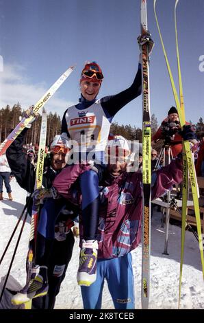 Dombås 19930327. NM Ski, Staffel, Frauen. Monica Raaen-Iversen ging die dritte Etappe des Siegerteams Kjelsås. Hier wird sie beim Wetter von Teamkollegen Trude Dybendahl, die die erste Etappe ging, und Marit Wold, die 2. Etappe ging, angehoben. Foto; Calle Törnström / NTB / NTB Stockfoto