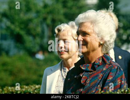 Oslo 19830629. US-Vizepräsident George Bush zu einem offiziellen Besuch in Norwegen. Premierminister Anne Marie Willoch und Vizepräsidentin Barbara Bush (TH) treffen sich. Foto: Inge Gjellesvik / NTB Stockfoto