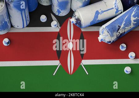 Kenya Flagge und nur wenige Spraydosen für die Graffiti-Malerei verwendet. Street Art Kultur Konzept, Vandalismus Probleme Stockfoto