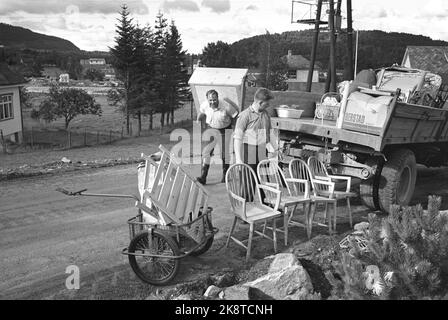 Husnes 19641003. Das Aluminiumwerk in Husnes wird gebaut. Die Bagger verändern die Landschaft von Tag zu Tag. Die Umzüge von den Häusern innerhalb des Geschäftsbereichs sind noch nicht abgeschlossen. Hier wird das Gehäuse aus einer Kabine in der Gegend verlegt. Holzstühle. Foto: Sverre A. Børretzen Current / NTB Stockfoto