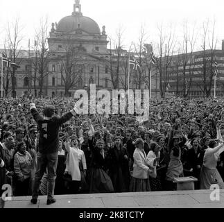 Oslo 19580517. Mai 17 in Oslo. Hier versammelten sich die Russen auf dem Universitätsplatz. Foto: Knoblauch / NTB / NTB Stockfoto