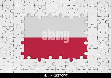 Polen Flagge im Rahmen von weißen Puzzleteilen mit fehlenden zentralen Teilen Stockfoto