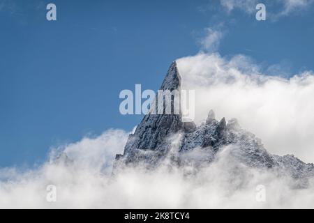 Der Gipfel des Dent du Geant, der an windigen Tagen im Mont-Blanc-Massiv in Chamonix, Frankreich, aus der Wolkendecke hervortritt Stockfoto