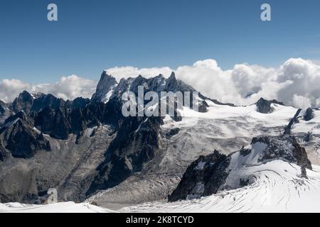Chamonix, Frankreich - 31. August 2022: Wetterfront gegen Grandes Jorasses und Dent du Geant im Mont-Blanc-Massiv mit Gletscherspalten Stockfoto