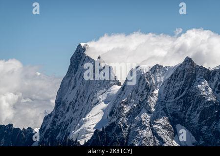 Der Berggipfel des Grades Jorasses, der an windigen Tagen im Mont-Blanc-Massiv in Chamonix Frankreich aus der Wolkendecke hervortritt Stockfoto