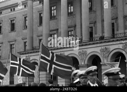 Oslo 19450607: Friedenstage 1945. Eine jubelnde Menge begrüßte die königliche Familie am 7. Juni 1945 in Norwegen. Hier die königliche Familie auf dem Burgbalkon, im Vordergrund winken große Fahnen. Foto: NTB / NTB Stockfoto