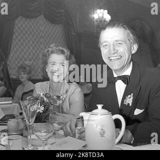 Oslo 19650327 - und danach wurde getanzt. Premiere des Films My Fair Lady im Colosseum-Kino mit anschließender Party in Bristol. Hier Autor Thorbjørn Egner mit Dame. Foto; Sverre A. Børretzen / Aktuell / NTB Stockfoto